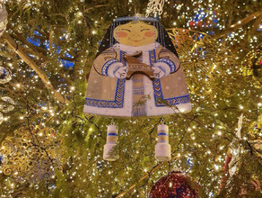 Оригинальная амурская игрушка  девочка с севера в национальном наряде  украсила ёлку в Москве 