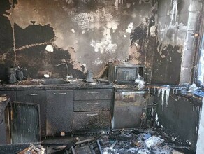 Соседи увидели огонь разбили окно семья в Моховой Пади полностью потеряла в пожаре новый дом фото видео