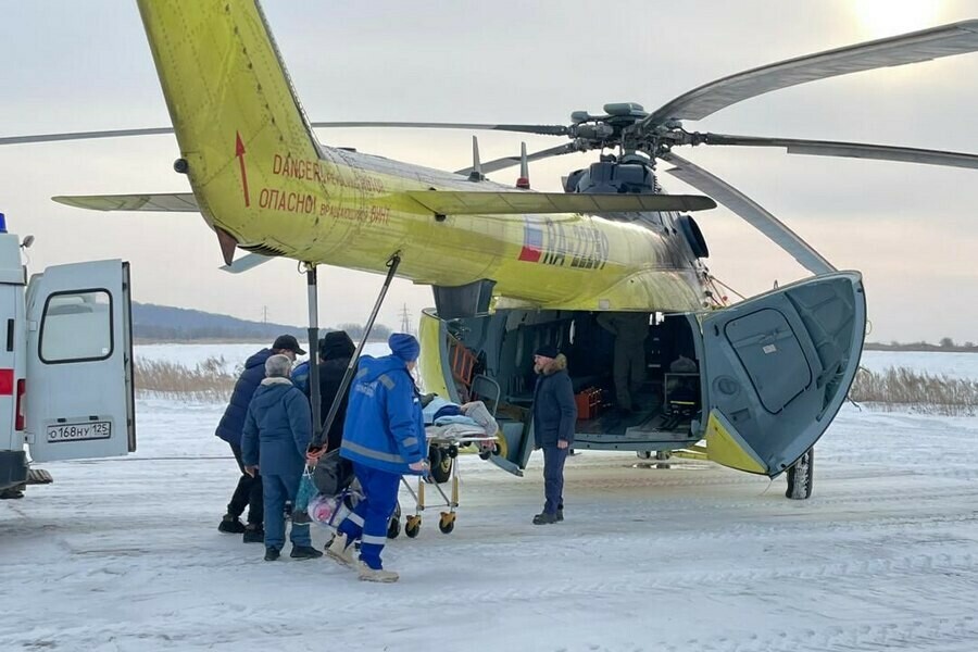 Дальневосточницу вертолетом доставили в больницу во время шестых родов фото 