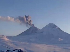 Ключевской вулкан устроил предновогодний салют для жителей Камчатки видео