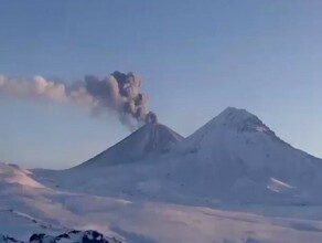 Ключевской вулкан устроил предновогодний салют для жителей Камчатки видео