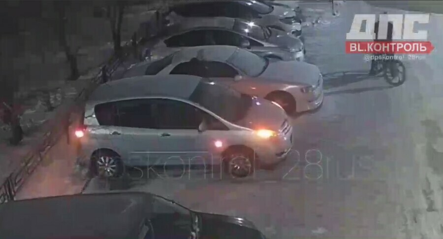 В микрорайоне Благовещенска вскрыли автомобили на стоянке