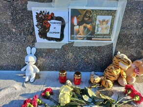 В Благовещенске появился стихийный мемориал после трагедии в Белгороде