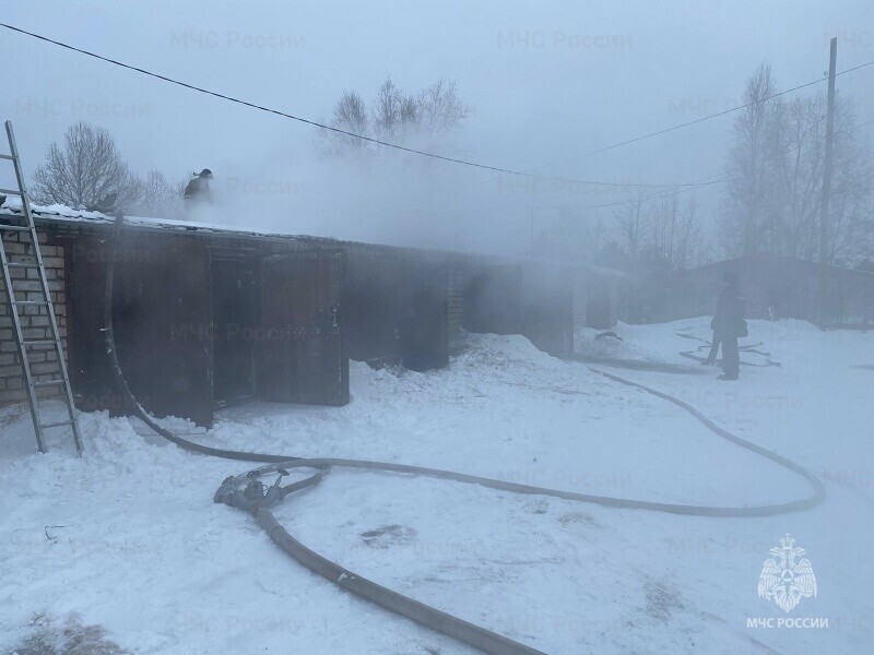 Изза возгорания в одном гараже в Амурской области загорелся целый гаражный массив фото
