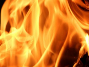 Пламя вырывалось из окон в пожаре пострадали двое амурчан видео 