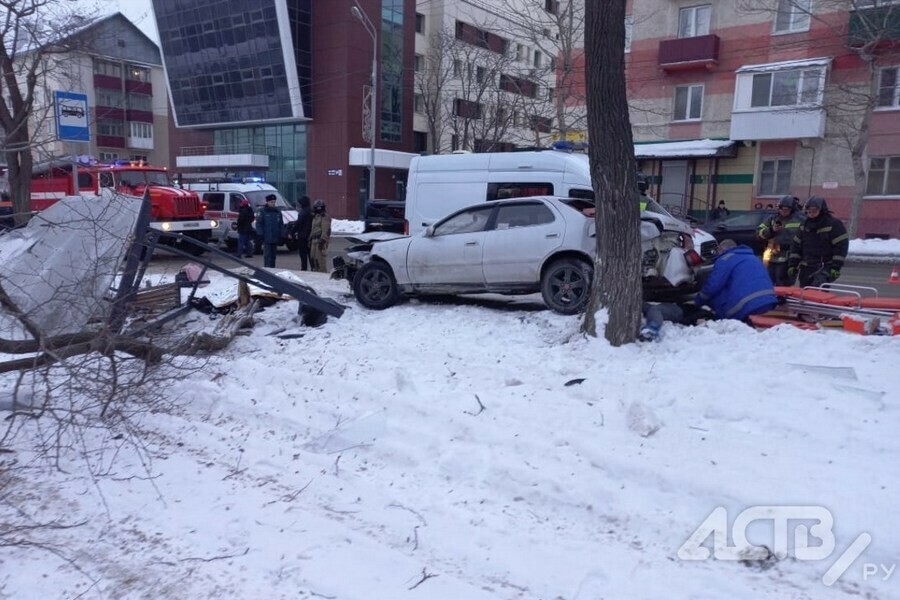 Двое человек погибли 10летний ребенок в тяжелом состоянии в ЮжноСахалинске пьяный водитель снес автобусную остановку фото 