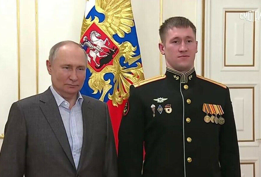 Именное оружие получил военнослужащий из Приамурья от президента России