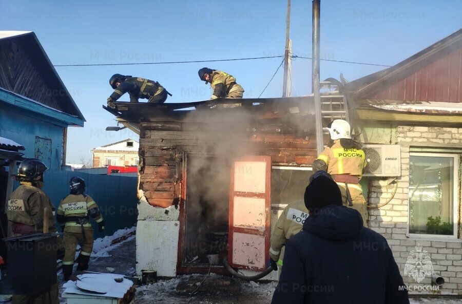 В Благовещенске спасали дом двумя пожарными машинами