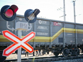 На Забайкальской железной дороге грузовой поезд столкнулся с автомобилем