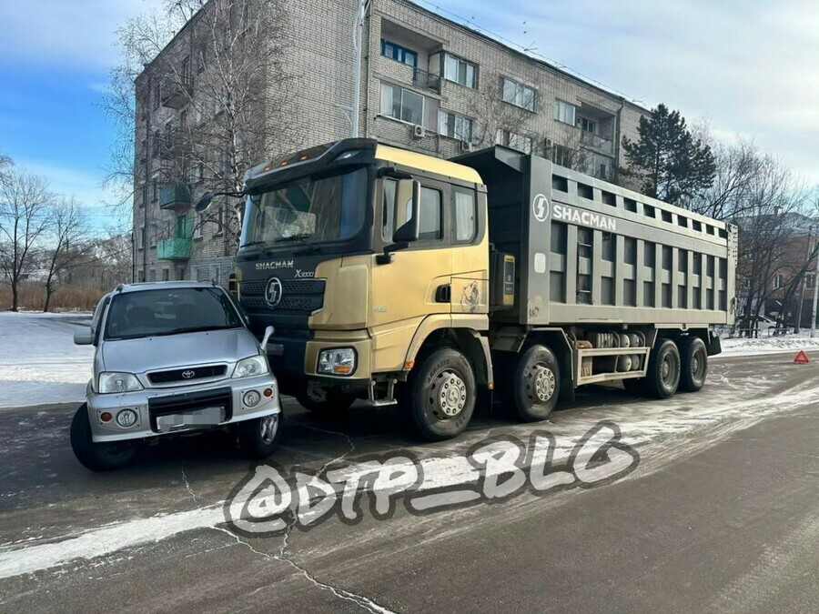 В Благовещенске самосвал при столкновении протащил легковушку чудом не раздавив ее