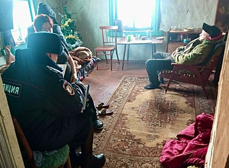 В Белогорске мать выпивала бросив в новогодние праздники детей без еды