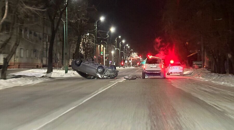 В Благовещенске в ночном ДТП авто легло на крышу