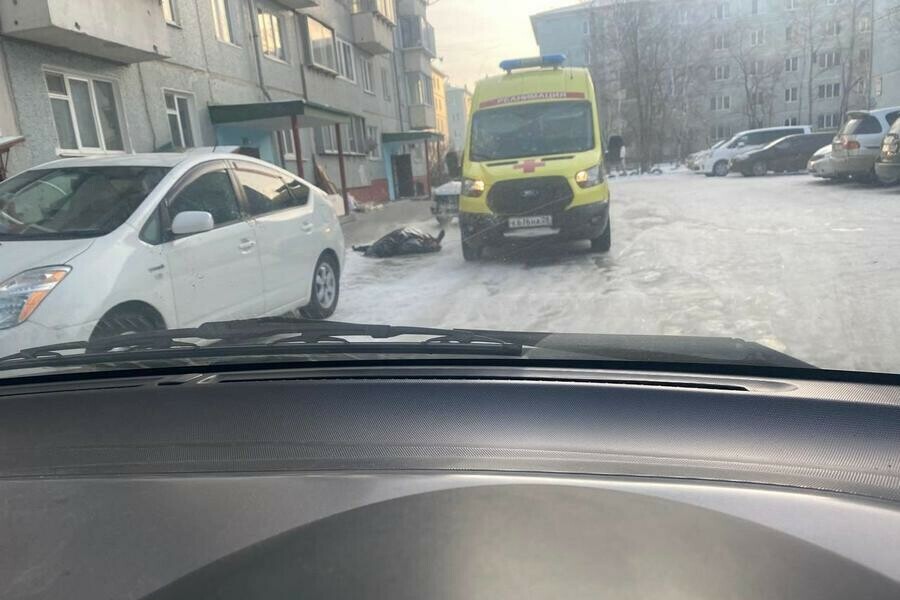 На улице в Благовещенске умер мужчина 