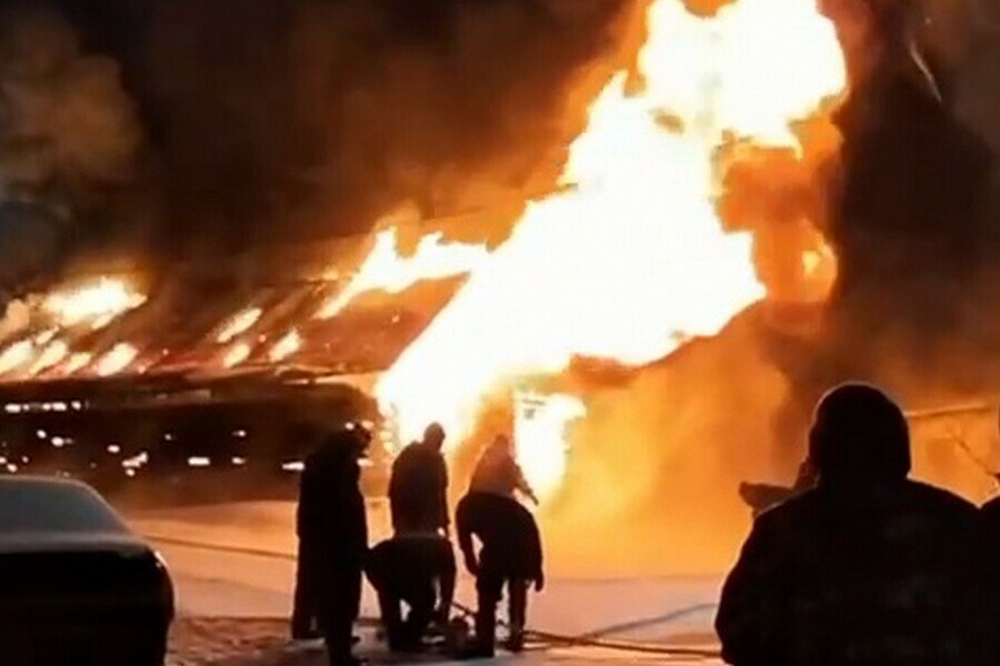 Как огнедышащий дракон на севере Приамурья произошел серьезный пожар который тушили несколько часов видео