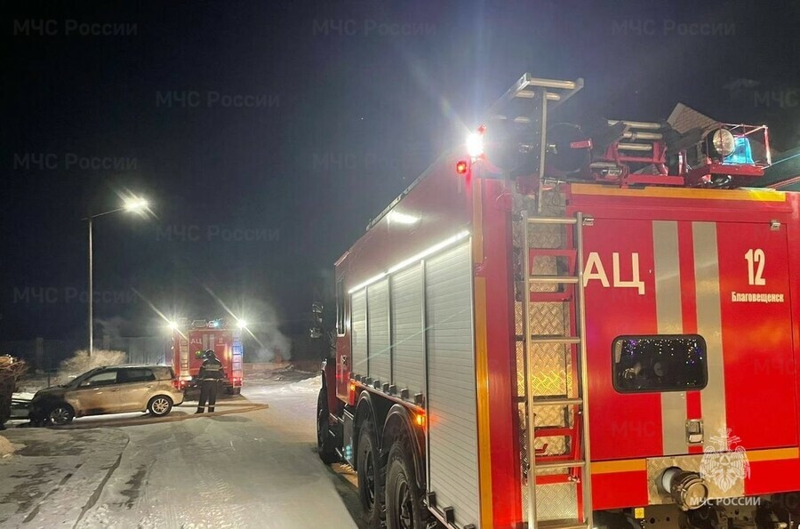 В Благовещенске пожарные едва успели спасти гараж и стоявший в нем автомобиль