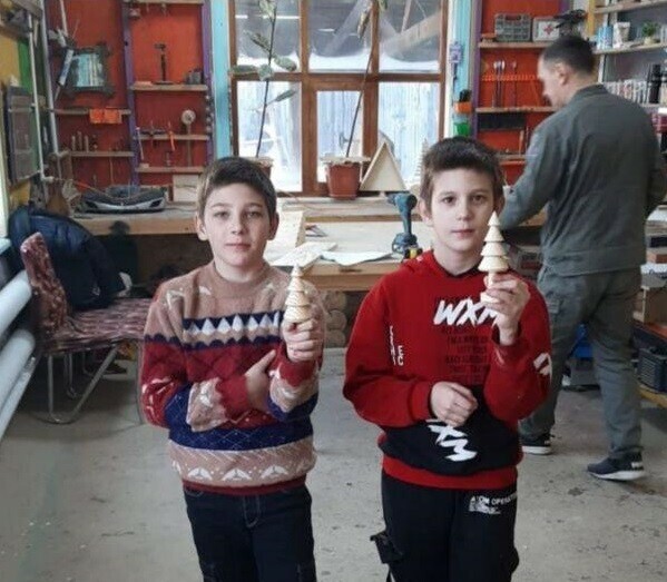 В Амурской области дети на каникулах побывали в гостях на хуторе деревянных дел мастеров