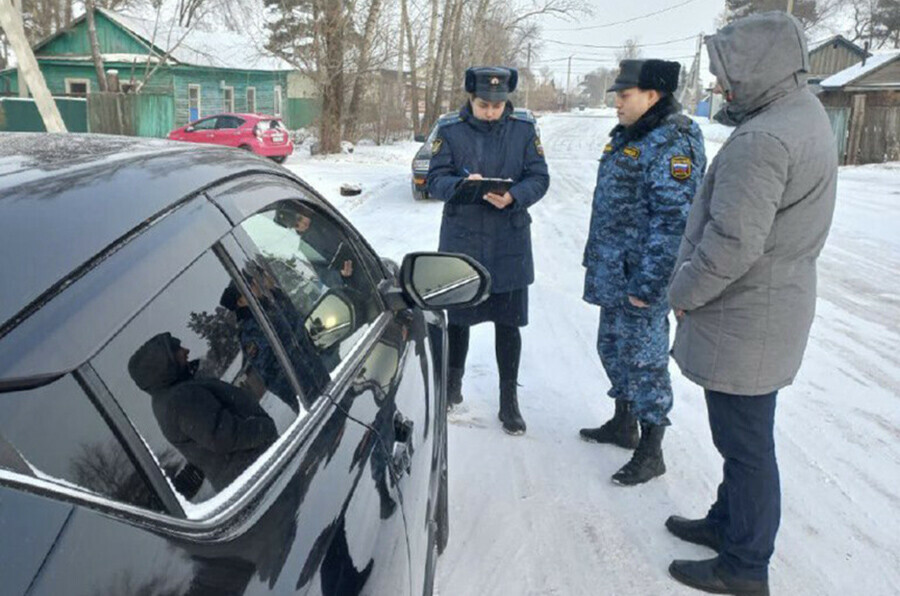 В Благовещенске должник по штрафам ГИБДД расплатился только под угрозой ареста автомобиля