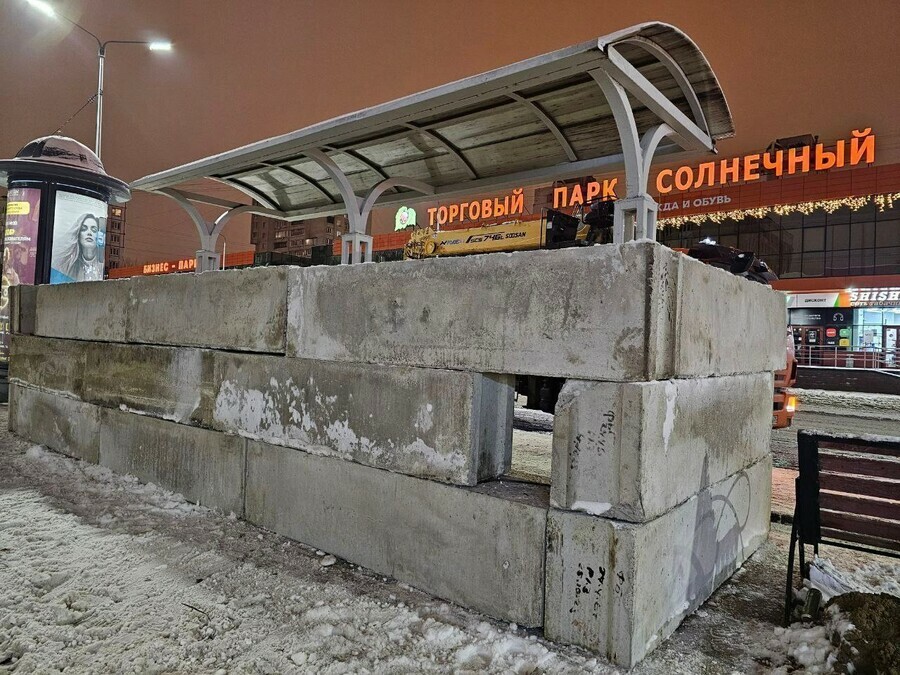 В Белгороде автобусные остановки начали укреплять бетоном и мешками с песком