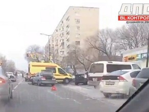 В центре Благовещенска жесткое ДТП Понадобилась помощь врачей видео