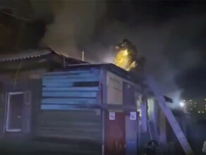 Огнем уничтожена квартира в МЧС прокомментировали вечерний пожар в Благовещенске видео