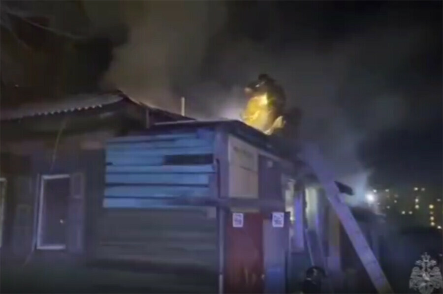 Огнем уничтожена квартира в МЧС прокомментировали вечерний пожар в Благовещенске видео