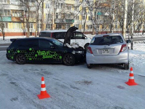 Три автомобиля столкнулись в Благовещенске Пострадали маленькие дети видео