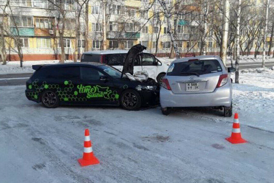 Три автомобиля столкнулись в Благовещенске Пострадали маленькие дети видео