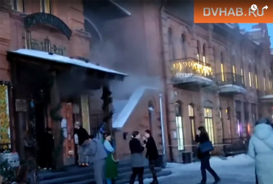 Популярный ресторан Султан Базар горит в Хабаровске видео