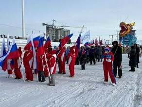 Колонну людей в красном заметили на набережной Амура в Благовещенске видео 