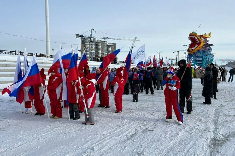 Колонну людей в красном заметили на набережной Амура в Благовещенске видео 