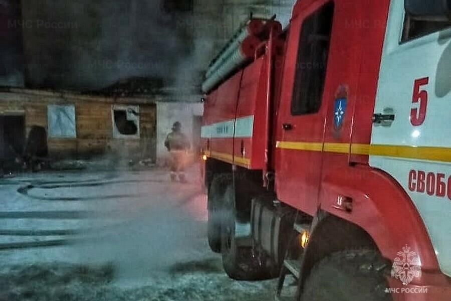 Подросток и мужчина получили ожоги лица и рук во время пожара в Свободном фото 