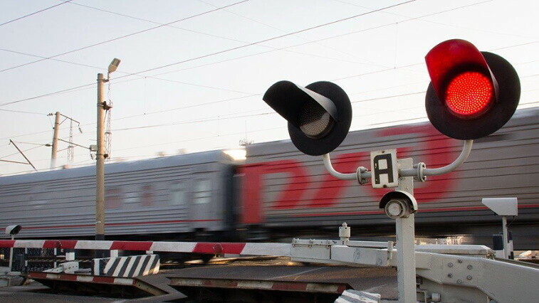 Грузовой поезд ночью столкнулся с автомобилем на ЗабЖД