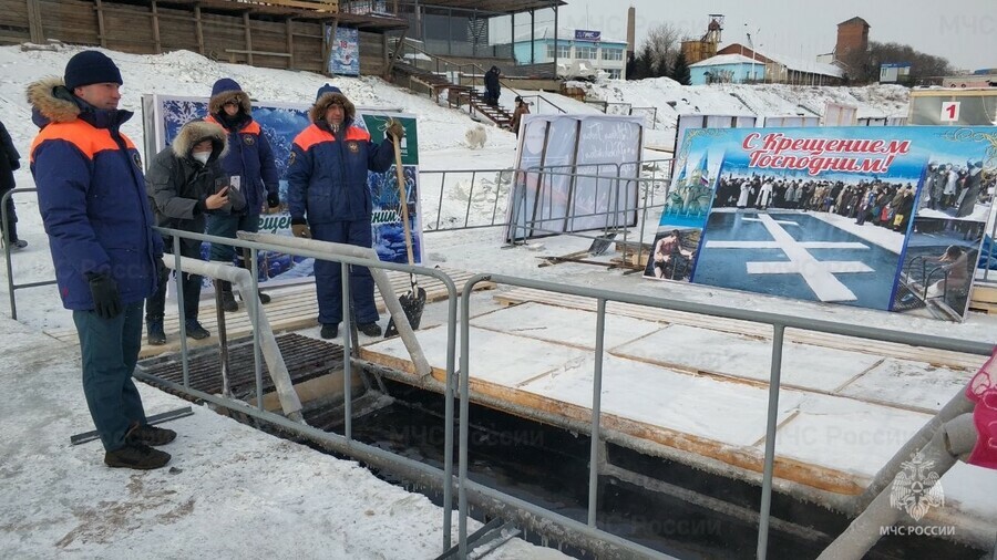 Амурский спасатель рассказал как правильно окунаться в прорубь и избежать неочевидных опасностей