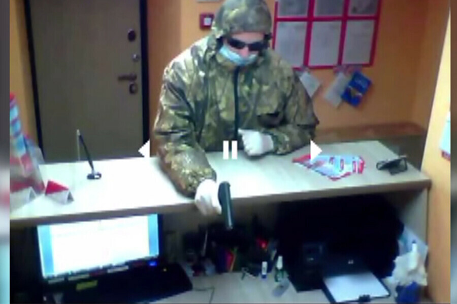 Амурчанин в маске и с игрушечным пистолетом грабил в Благовещенске офисы микрозаймов видео