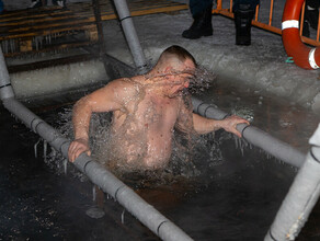 Как благовещенцы в ночь на Крещение в ледяную воду окунались Фоторепортаж на Amurlife