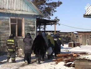 Побежала к соседям за помощью стали известны подробности страшного пожара в Приамурье где погибли двое маленьких детей