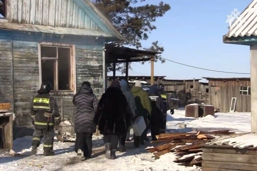 Побежала к соседям за помощью стали известны подробности страшного пожара в Приамурье где погибли двое маленьких детей