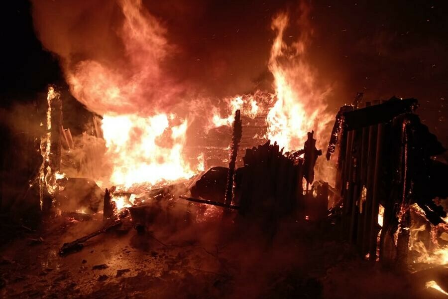 Амурчанин пострадал открывая ворота горящего гаража фото 