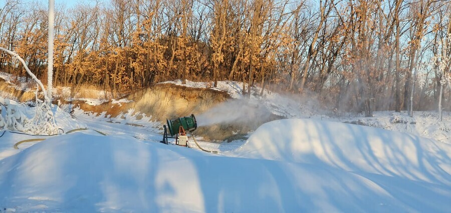 Возле Благовещенска готовится к открытию горнолыжный центр Склоны начали покрывать снегом