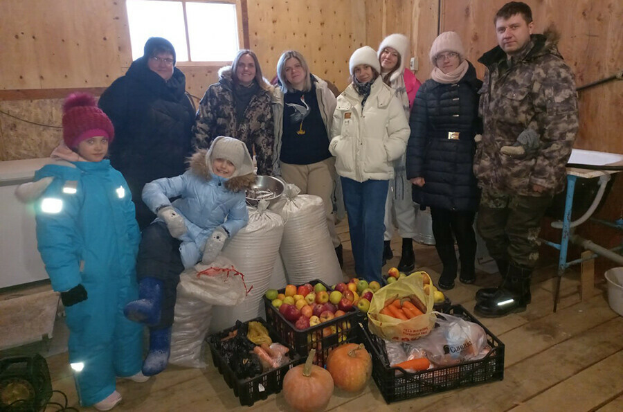 Люди спасли от голода краснокнижных журавлей живущих в вольерах Приамурья фото