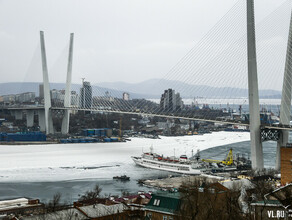 Редкое явление во Владивостоке изза морозов замерзла бухта Золотой Рог