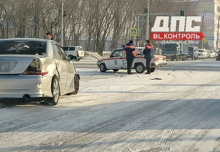 Toyota Mark II проехал на красный и жестко врезался в машину МЧС в Благовещенске видео 