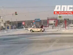 В жесткой аварии с автомобилем МЧС возле благовещенского ТЦ пострадали люди