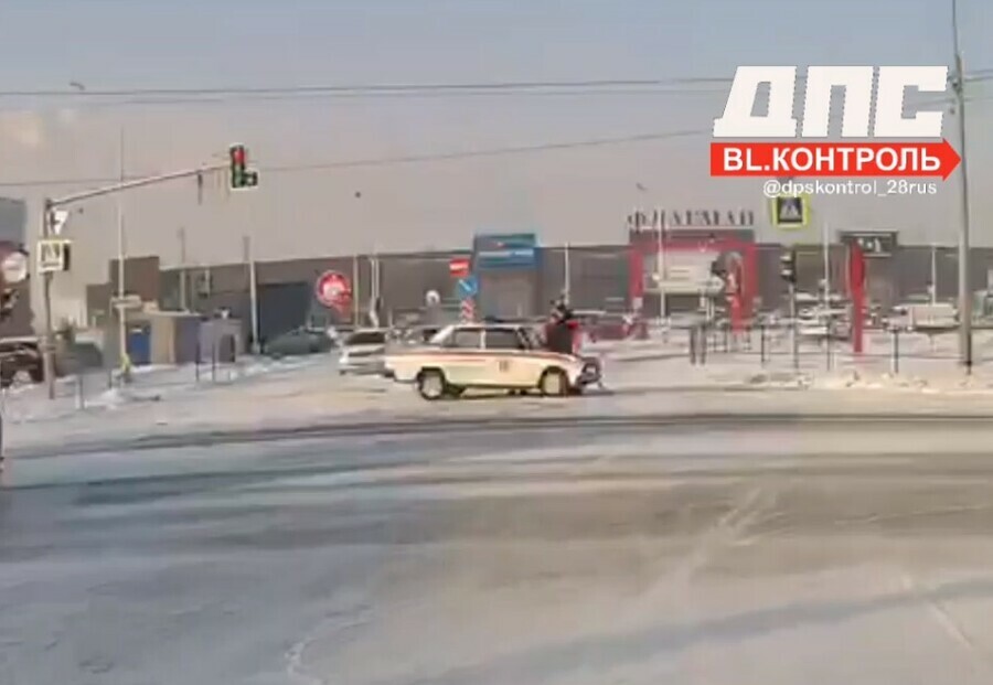 В жесткой аварии с автомобилем МЧС возле благовещенского ТЦ пострадали люди