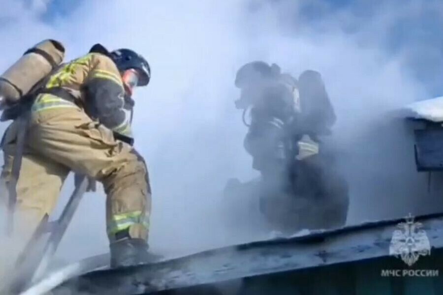 Огромные клубы черного дыма в Благовещенске загорелась пристройка к дому видео 