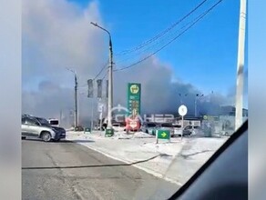 Рядом с АЗС в Благовещенске загорелся дом видео 