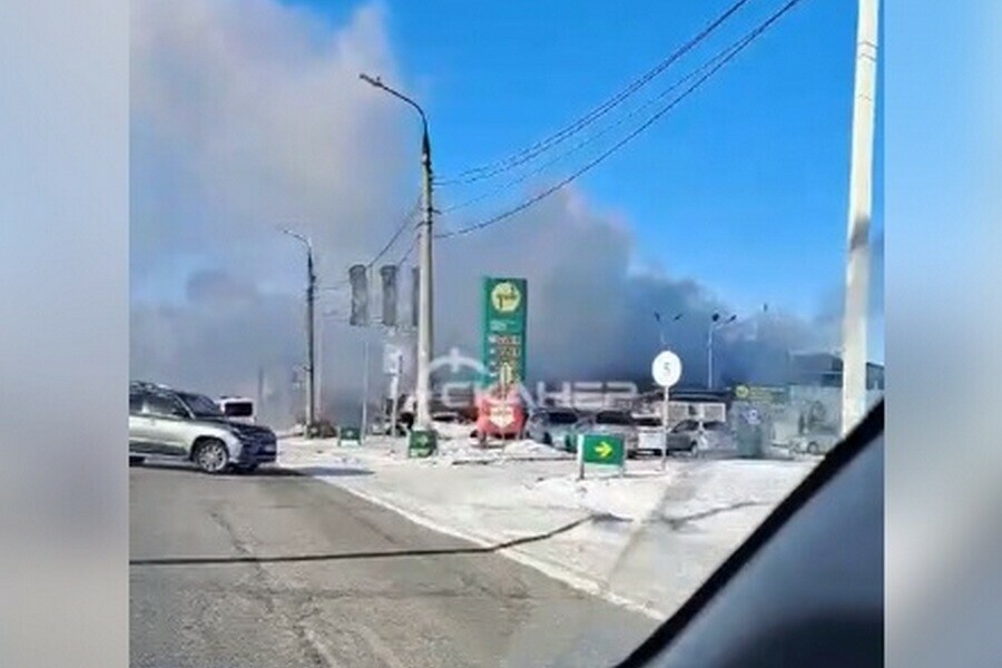 Рядом с АЗС в Благовещенске загорелся дом видео 