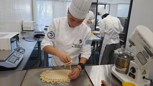 Печь пироги учатся в амурском колледже преподаватели и студенты из Китая