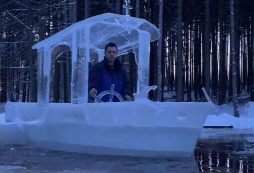 Скульптор смастерил корабль изо льда и сам встал за штурвал видео
