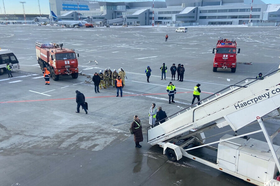 В Хабаровске прямо на полосе развернули самолет и вернули в аэропорт фото